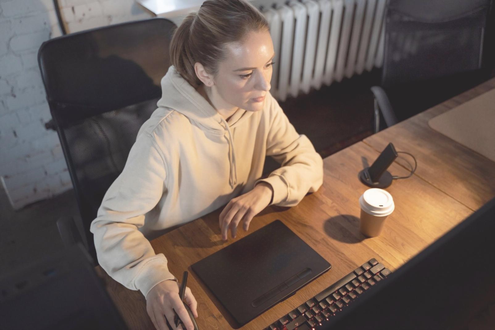 Eine Person arbeitet fokussiert an persönlichen Entwicklungszielen